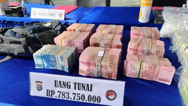 Uang ratusan juta sitaan Polda Riau dari tersangka peredaran narkoba di Riau.