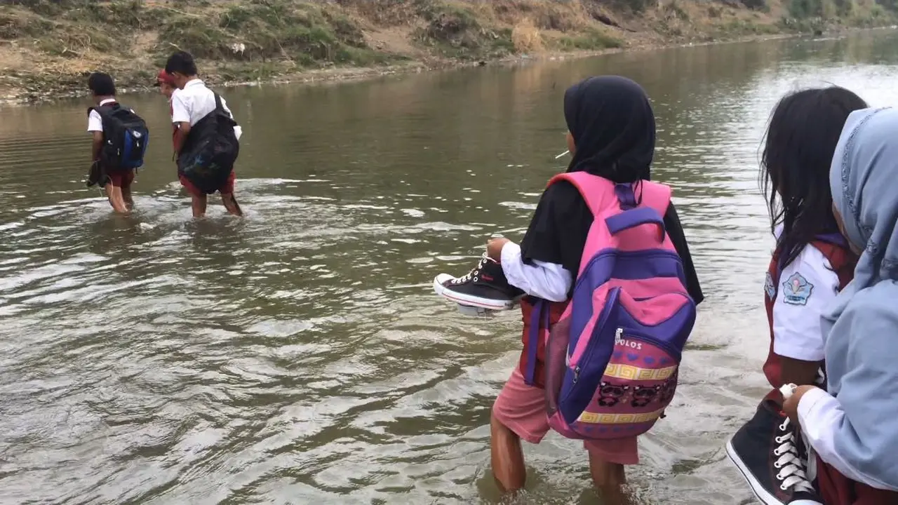 Menanti Jembatan Gantung buat Puluhan Siswa SD Pelintas Sungai