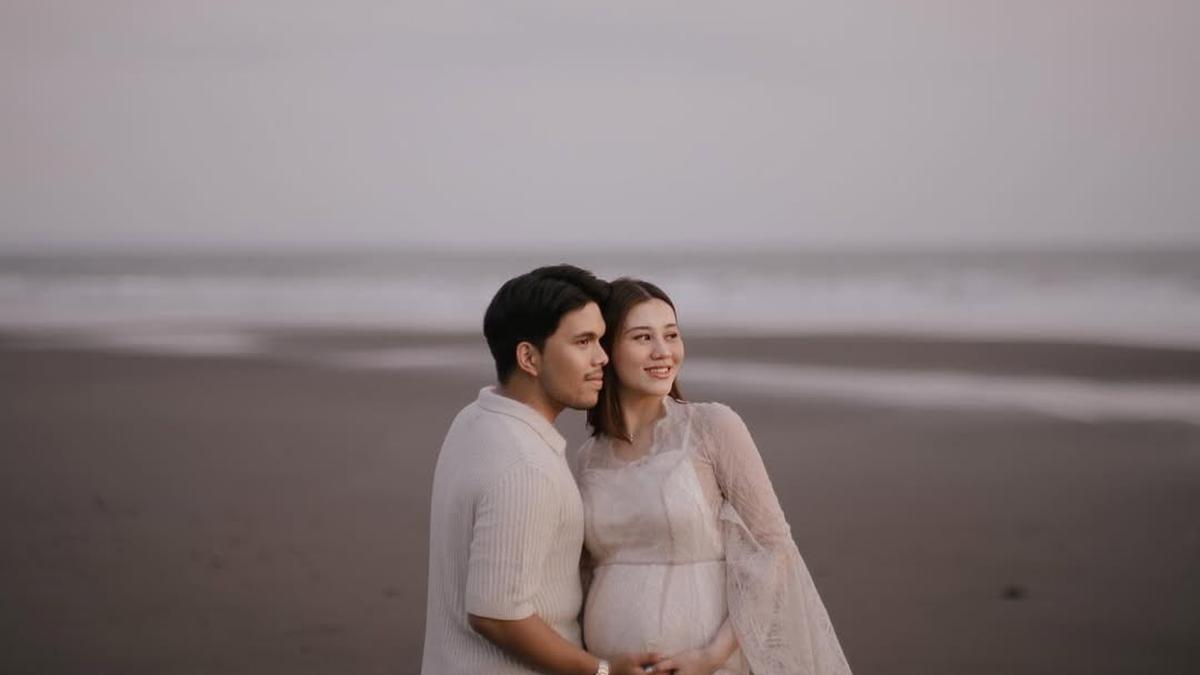 Jelang Melahirkan, 6 Gaya Aaliyah Massaid Pamer Baby Bump Dibalut Dress Putih Lakoni Maternity Shoot di Pantai