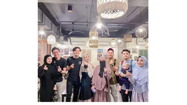 7 Potret Kebersamaan Personel Adam Musik dengan Istri, Kompak Banget