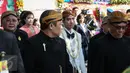 Mengenakan beskap Jawa berwarna broken white, Gibran Rakabuming Raka tiba lokasi akad nikahnya dengan Selvi Ananda, di Gedung Graha Buana, Solo, Jawa Tengah, Kamis (11/6/2015). (Liputan6.com/Faizal Fanani) 