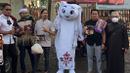 Maskot Piala Dunia 2022, La'eeb saat berfoto bersama warga Banjarmasin seusai salat Jumat di Masjid Sabilal, Banjarmasin, Jumat (28/101/2022). Kemeriahan Piala Dunia 2022 semakin terasa jelang kick-off yang kurang dari sebulan lagi digelar. Untuk menambah kemeriahan itu, maskot Piala Dunia 2022 La'eeb berkeliling Indonesia dan kini menyapa masyarakat Banjarmasin. (Dok. SCM)