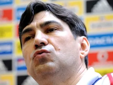Romanian national football team coach Victor Piturca gives a press conference on May 22, 2008 at the Mogosoaia Center near Bucharest at the beginning of the final preparation stages before the Euro 2008 tournament. AFP PHOTO/DANIEL MIHAILESCU