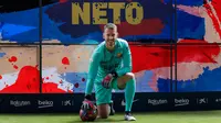 Penjaga gawang Norberto Murara Neto berpose dalam presentasi resminya setelah menandatangani kontrak dengan FC Barcelona di Barcelona, Spanyol, Selasa (9/7/2019). Norberto Murara Neto menjadi rekrutan pertama Barcelona di jendela transfer musim panas 2019. (AP Photo/Emilio Morenatti)