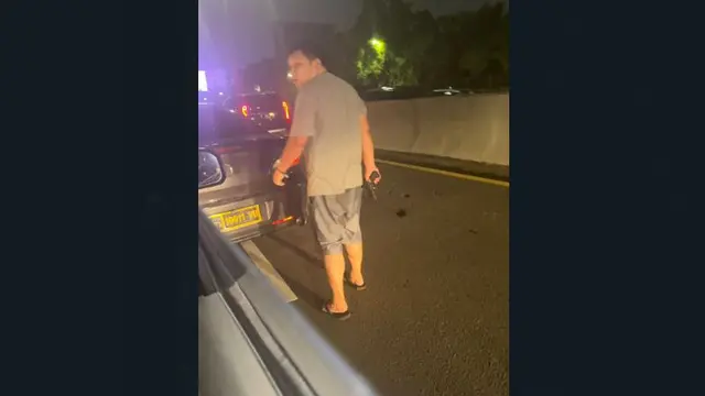 Pengemudi berlagak koboi yang berulah di Tol Dalam Kota kawasan Tomang, Jakarta Barat. Dia menggunakan pelat palsu milik kepolisian