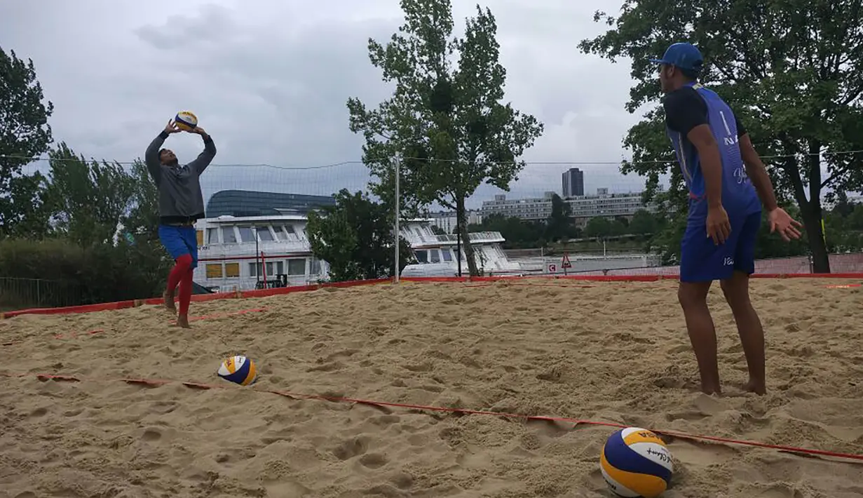 Pasangan pevoli pantai Indonesia, Mohammad Ashfiya dan Ade Candra, berlatih ringan di tepi Danau Insel, Austria, Kamis (27/7/2017). Tim voli pantai Indonesia akan mengikuti Kejuaraan Dunia di Wina. (Bola.com/Reza Khomaini)