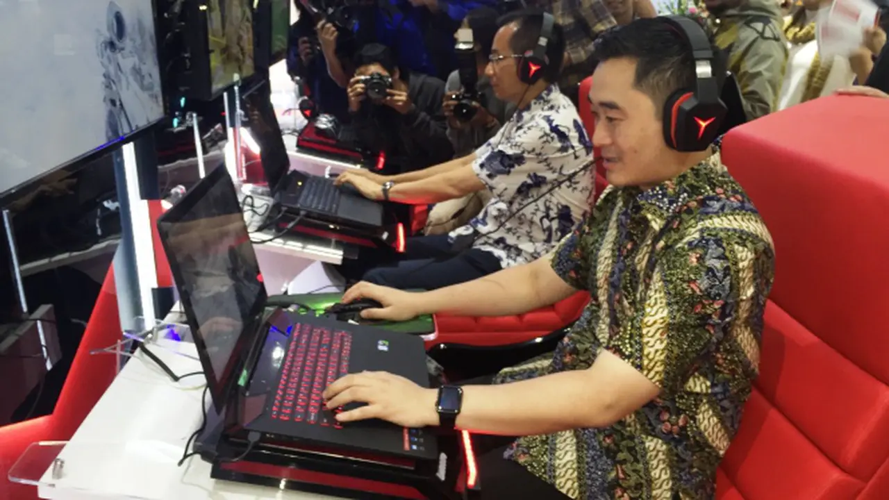  Adrian Lesmono, Consumer Lead Lenovo Asean (kiri) dan Sung Kyun, Consumer Lead Lenovo Indonesia, saat Pembukaan Flagship Store di BEC. Liputan6.com/Muhammad Sufyan