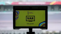 Monitor Video Assistant Referee (VAR) yang digunakan untuk me-review keputusan wasit dalam pertandingan Piala Dunia U-17 2023 terpampang di area keluar masuknya pemain ke lapangan Stadion Gelora Bung Tomo, Surabaya, Kamis (9/11/2023). (Bola.com/Bagaskara Lazuardi)