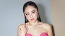 Wajahnya dipoles dengan nuansa pink, dengan blush on pink tipis di tulang pipinya. Lipstik yang dipilih pun berwarna pink dengan teksture matte.  [@marshanda99]