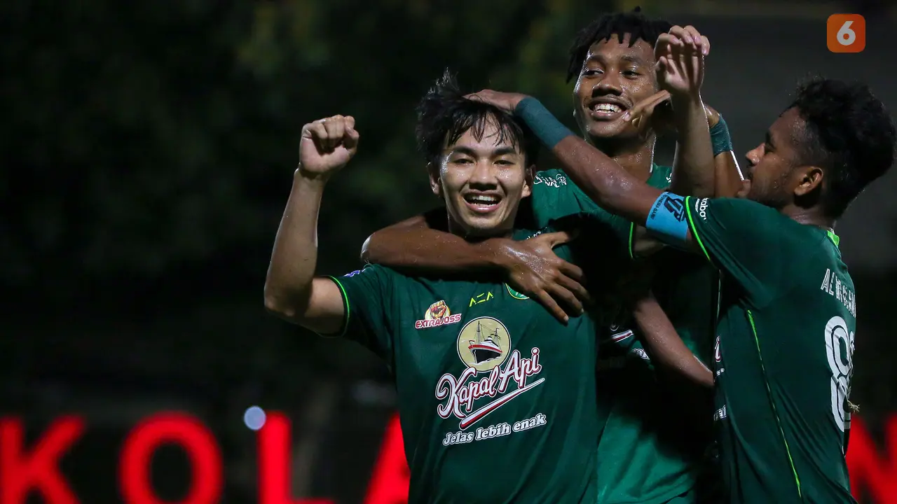Foto: Gagalkan Penalti di Penghujung Laga, Ernando Ari Pastikan Persebaya Bungkam Arema FC di BRI Liga 1