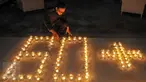 Pekerja menyalakan lilin di lobi Hotel Sheraton Grand Jakarta, Gandaria City, Sabtu (25/3). Sheraton Grand Jakarta Gandaria City Hotel ikut berpartisipasi dalam kampanye penghematan energi Earth Hour 2017 selama satu jam. (Liputan6.com/Yoppy Renato)