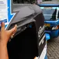 Supir bajaj sedang menempel stiker naik bajaj gas gratis di MRU PGN Station IRTI Monas, Jakarta, Minggu (14/08). Kegiatan ini merupakan bagian dari program BUMN Hadir Untuk Negeri. (Liputan6.com/Fery Pradolo).