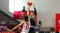 Aksi R. Azzaryan Kapten tim NSH, mencetak 24 poin lawan Pacific Caesar Surabaya (IBL)