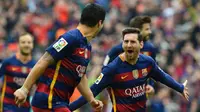 Striker Barcelona, Lionel Messi, merayakan gol ke gawang Espanyol pada laga La Liga di Camp Nou, Barcelona, Minggu (8/5/2016). (AFP/Lluis Gene)