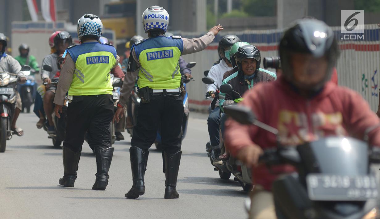 Polisi lalu lintas memberhentikan pengendara sepeda motor saat menggelar razia Operasi Patuh Jaya 2019 di kawasan Kebon Nanas, Jakarta, Kamis (29/8/2019). Diketahui, Operasi Patuh Jaya 2019 di wilayah hukum Polda Metro Jaya mulai digelar hari ini hingga 11 September 2019. (merdeka.com/Imam Buhori)