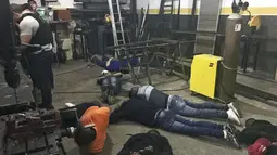 Anggota kepolisian menangkap sekawanan perampok yang hendak menjarah Bank of Brasil di Sao Paulo, Selasa (3/10). Kawanan perampok itu hendak mencuri di bank yang mereka incar dengan menggali terowongan sepanjang 500 meter. (HO / Sao Paulo Police / AFP)