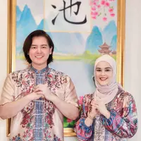 Pasangan Cut Meyriska dan Roger Danuarta turut merayakan hari Raya Imlek dengan busana yang lebih santun. Seperti apa potretnya? [@cutratumeyriska]