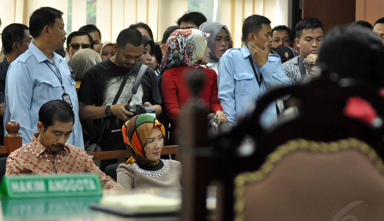 Walikota nonaktif Palembang, Romi Herton dan istrinya, Masyito saat mendengarkan pembacaan dakwaan oleh JPU di Pengadilan Tipikor, Kamis (20/11/2014). (Liputan6.com/Miftahul Hayat) 