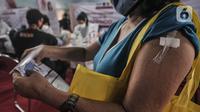 Kondisi lengan salah satu peserta usai menerima vaksin di Sentra Vaksinasi Covid-19, GOR Kemayoran, Jakarta, Kamis (3/6/2021). Sentra Vaksinasi Covid-19 ini menyasar 30 ribu karyawan ritel dan UMKM dengan target 1.000 orang per hari selama satu bulan ke depan. (merdeka.com/Iqbal S Nugroho)