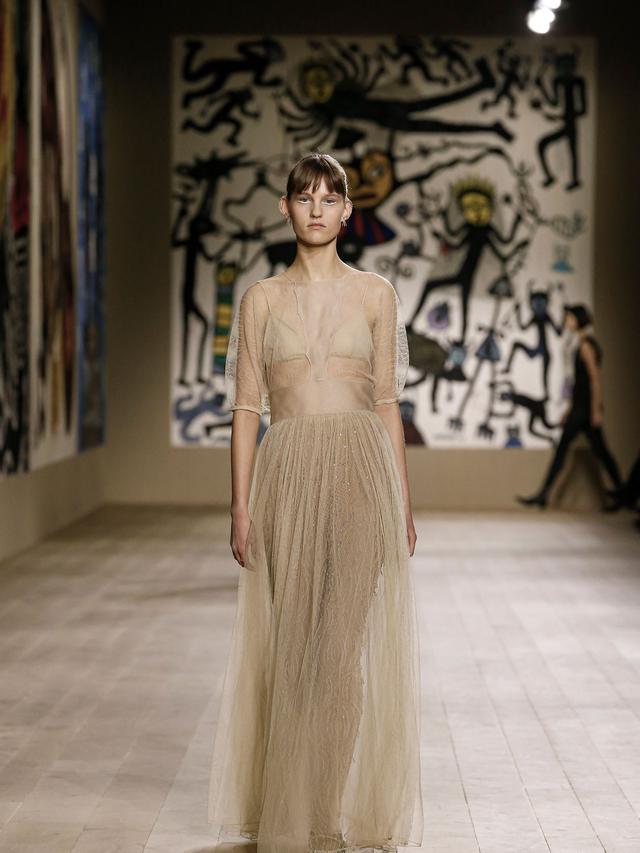 14 Potret Koleksi Haute Couture Dior Spring Summer 2022 dan Tampilan Seleb di Paris Fashion Week