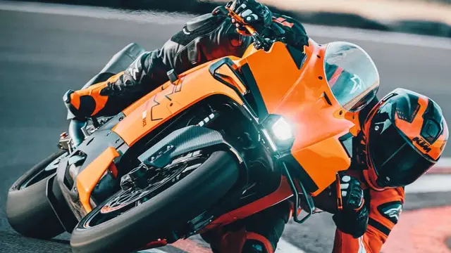 KTM 990 RC R Meringkuk Di Lintasan Balap
