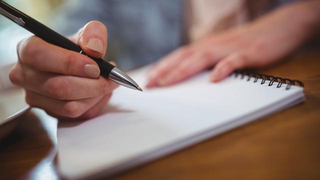 Ilustrasi menulis surat izin tidak masuk sekolah karena sakit