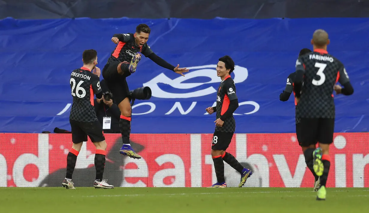 Pemain Liverpool Roberto Firmino (kedua kiri) selebrasi usai mencetak gol ke gawang Crystal Palace pada laga Liga Inggris di Selhurst Park, London, 19 Desember 2020. Liverpool catat kemenangan tandang di Liga Inggris dengan selisih 7 gol untuk kali pertama dalam sejarahnya. (Adam Davy/Pool via AP)