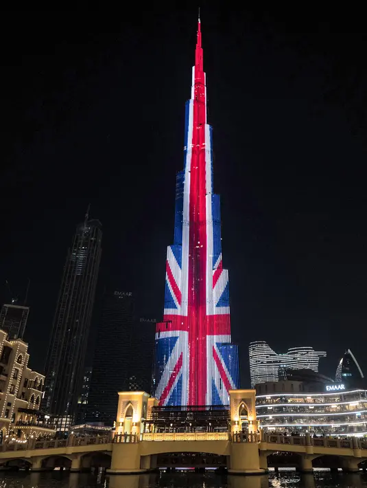 Bendera Britania Raya The Union Jack diproyeksikan di Burj Khalifa, gedung tertinggi di dunia, di Dubai, Uni Emirat Arab, Minggu (11/9/2022). Banyak landmark internasional juga memberi penghormatan kepada  mendiang Ratu Elizabeth II yang meninggal pada usia 96 tahun,  pada Kamis (8/9). (Ryan LIM / AFP)