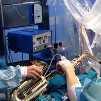 Sedang jalani operasi otak, laki-laki malah bermain saksofon.