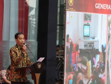 Presiden Joko Widodo atau Jokowi menyampaikan sambutan pada peresmian gedung fasilitas layanan Perpustakaan Nasional di Jakarta, Kamis (14/9). Bangunan Perpusnas tersebut dirancang dengan konsep green building. (Liputan6.com/Angga Yuniar)