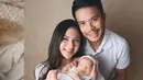 Melihat momen photoshoot pertama baby Kyarra bersama mama-papanya. Keluarga kecil ini tampil sempurna dengan outfit serba putih. [Foto: Instagram/jesicamila03]