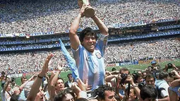 Kapten Timnas Argentina, Diego Maradona, mengangkat trofi usai menumbangkan Jerman Barat di Final Piala Dunia di Stadion Azteca, Meksiko, 29 Juni 1986. (Istimewa)