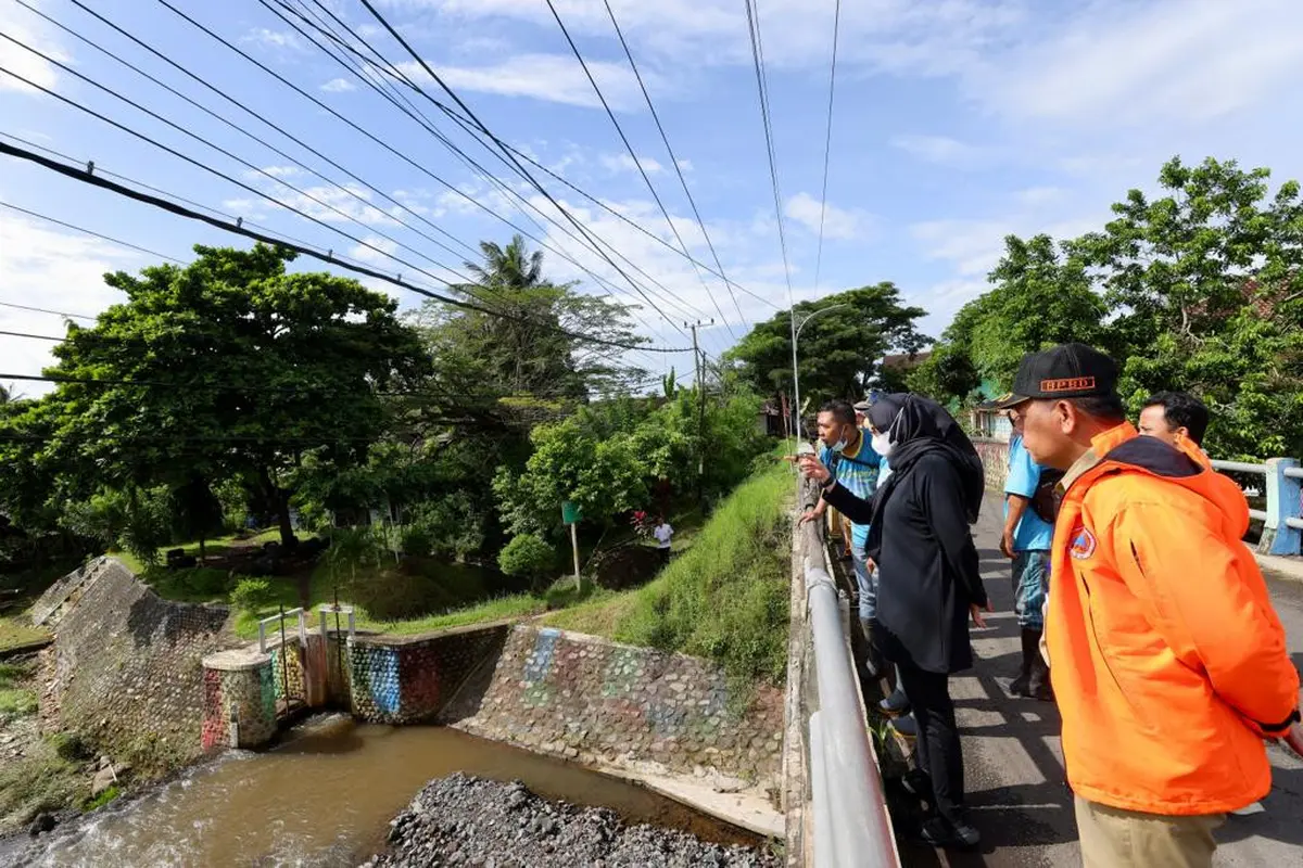 Bupati Banyuwangi Ipuk Fiestiandani memantau kawasan hulu hingga sejumlah Daerah Aliran Sungai (DAS) (Istimewa)