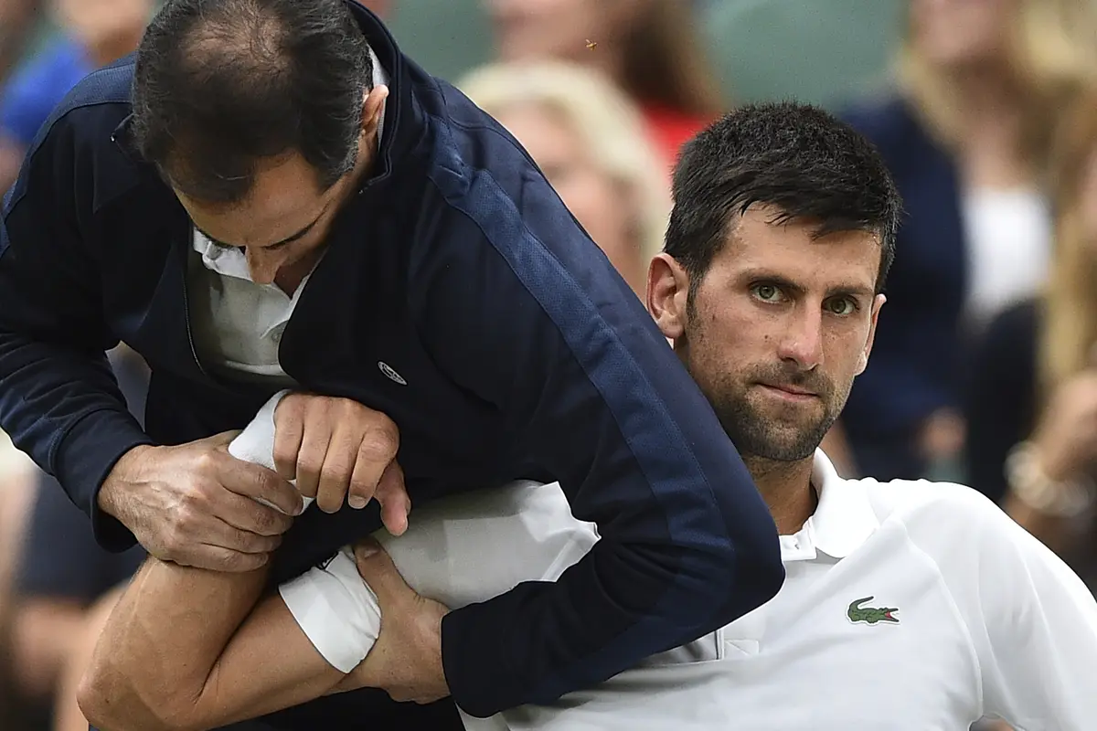 Novak Djokovic mengalami cedera siku saat mengikuti Wimbledon. Masalah ini membuatnya absen di grand slam penutup tahun, AS Terbuka. 