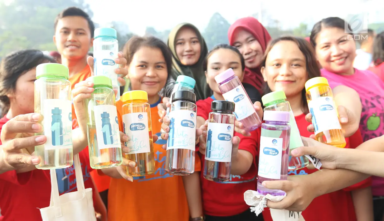 Warga menunjukkan tumbler saat mengikuti gerakan 1 juta  tumbler di GBK, Senayan, Jakarta, Minggu (28/7/2019). Sekitar 1.500 orang antusias mengikuti senam bersama dalam acara gerakan 1 juta  tumbler tersebut. (Liputan6.com/Angga Yuniar)