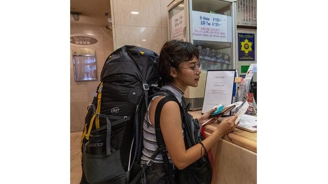 Solo Backpacker, Ini 6 Potret Gaya Liburan Adinda Thomas di Jepang