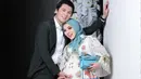 <p>Syahrini saat berpose bersama sang suami yang memegang perut buncitnya. Rona bahagia calon orangtua ini begitu terpancar. (Foto: Instagram/ princessyahrini)</p>