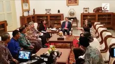 Presiden Jokowi dan Menteri KKP Susi Pudjiastuti menemui perwakilan nelayan cantrang yang berdemonstrasi di depan istana hari ini.