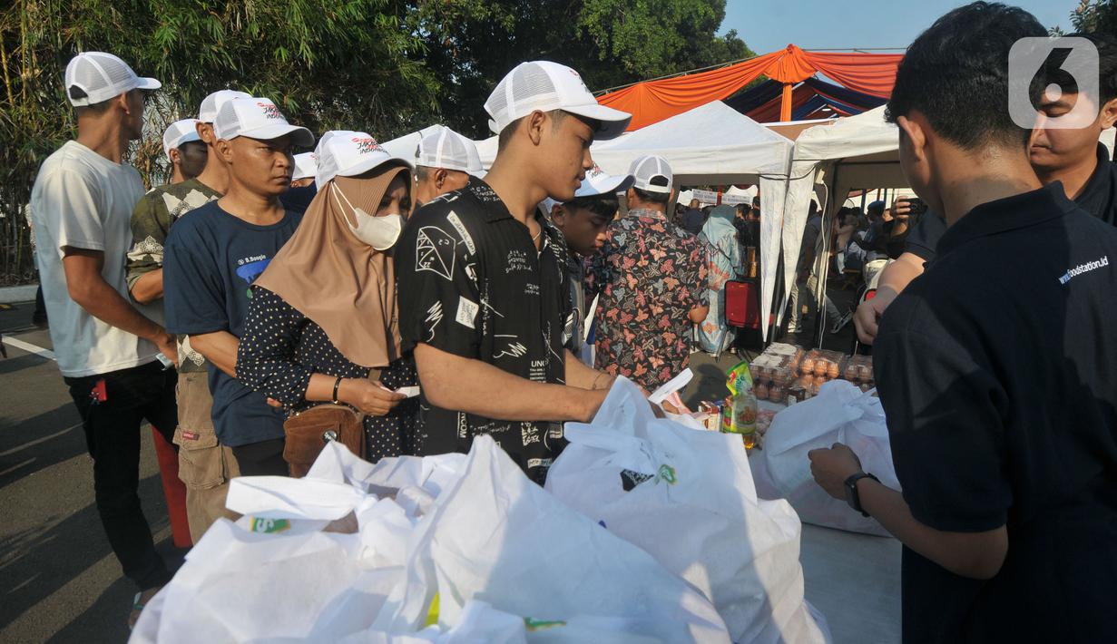 Dalam kegiatan tersebut juga dijual paket Sembako Murah seharga Rp 100.000 berisi beras premium 5 kg, telur ayam 15 butir, minyak goreng 1 liter, susu UHT 4 kotak, dan 1 kilogram bawang putih 1 kg. (merdeka.com/Imam Buhori)