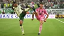 Pemain Inter Miami, Tadeo Allende (kanan) berebut bola dengan pemain Palmeiras, Facundo Torres dalam laga Grup A Piala Dunia Antarklub 2025 di Hard Rock stadium, Miami, Amerika Serikat, Selasa (24/06/2025) WIB. (AFP/Patricia De Melo Moreira)