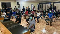 Aparat Kepolisian Daerah Sulawesi Selatan (Polda Sulsel) menindak tegas warga yang mengambil paksa jenazah Covid19 dari sejumlah Rumah Sakit di Makassar. (Liputan6.com/Eka Hakim)