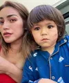 Jessica Iskandar kini tengah melawan penyakitnya, Takikardia. Tentu bukan hal mudah bagi Jedar, terlebih ia juga harus merawat jagoan kecilnya, El Barack Alexander. Jedar pun mengakui bahwa ia harus kuat demi El Barack. (Instagram/inijedar)