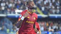 Selebrasi striker AS Roma, Tammy Abraham setelah mencetak gol ke gawang Empoli pada laga Liga Italia 2022/2023 di Carlo Castellani Stadium, Empoli (12/9/2022). Dipromosikan Chelsea dari tim akademi pada 2017/2018, Tammy Abraham langsung dipinjamkan selama dua musim ke Swansea City dan Aston Villa. Sempat bermain reguler usai masa peminjaman pada 2019/2020 dan 2020/2021, ia hijrah ke AS Roma pada 2021/2022 dan menjadi andalan hingga kini dengan mengoleksi gelar Europa Conference League 2021/2022. (AFP/Alberto Pizzoli)