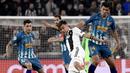 Gelandang Juventus, Paulo Dybala Selebrasi Cristiano Ronaldo pada laga kedua, babak 16 besar Liga Champions yang berlangsung di Stadion Allianz, Turin, Rabu (13/3). Juventus menang 3-0 atas Atl Madrid. (AFP/Marco Bertorello)