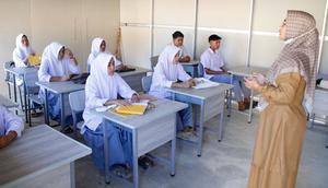 Siswa SMA Negeri 2 Meureudu, Pidie Jaya, tetap semangat belajar di kelas darurat