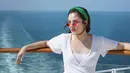 Chelsea Islan terlihat kece memesona saat menikmati momen di atas kapal. Kesukaan perempuan kelahiran 2 Juni 1995 terhadap wisata bahari memang tak diragukan lagi. Ia sering mengunjungi beberapa tempat wisata bahari yang keren. Laut cukup bisa menenangkan Chelsea Islan. (Liputan6.com/IG/@chelseaislan)