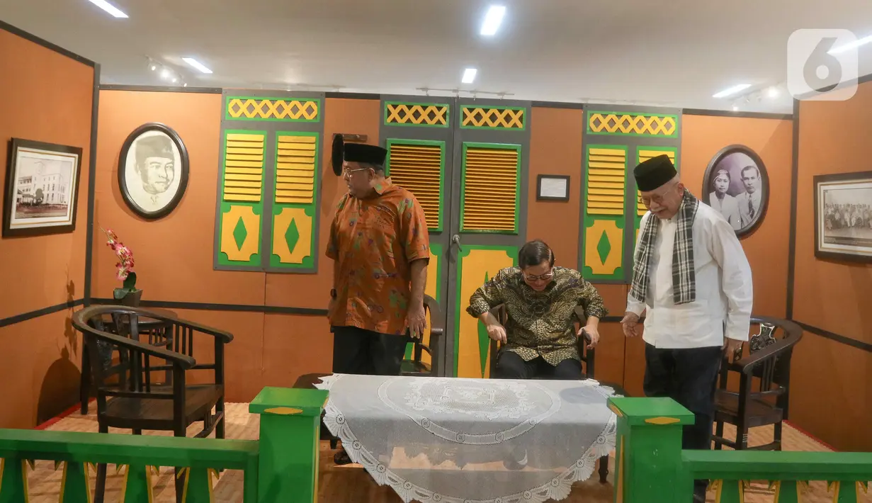 Fauzi Bowo juga mengajak Rano dan Pramono untuk melihat-lihat koleksi terkait MH. Thamrin yang ada. (Liputan6.com/Herman Zakharia)