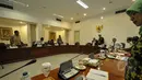 Suasana rapat terbatas antara Jokowi dengan sejumlah menteri Kabinet Kerja di Kantor Presiden, Jakarta, Senin (6/4/2015). Rapat membahas tentang ketersediaan beras nasional (Liputan6.com/Faizal Fanani)