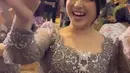 Tiara Andini tampil dengan kebaya model lengan organza panjang, kebaya tersebut dihiasi bordiran dan payet silver serasi dengan warna boris kupu-kupunya. Dengan gaya rambut updo. [@nindypricilia]