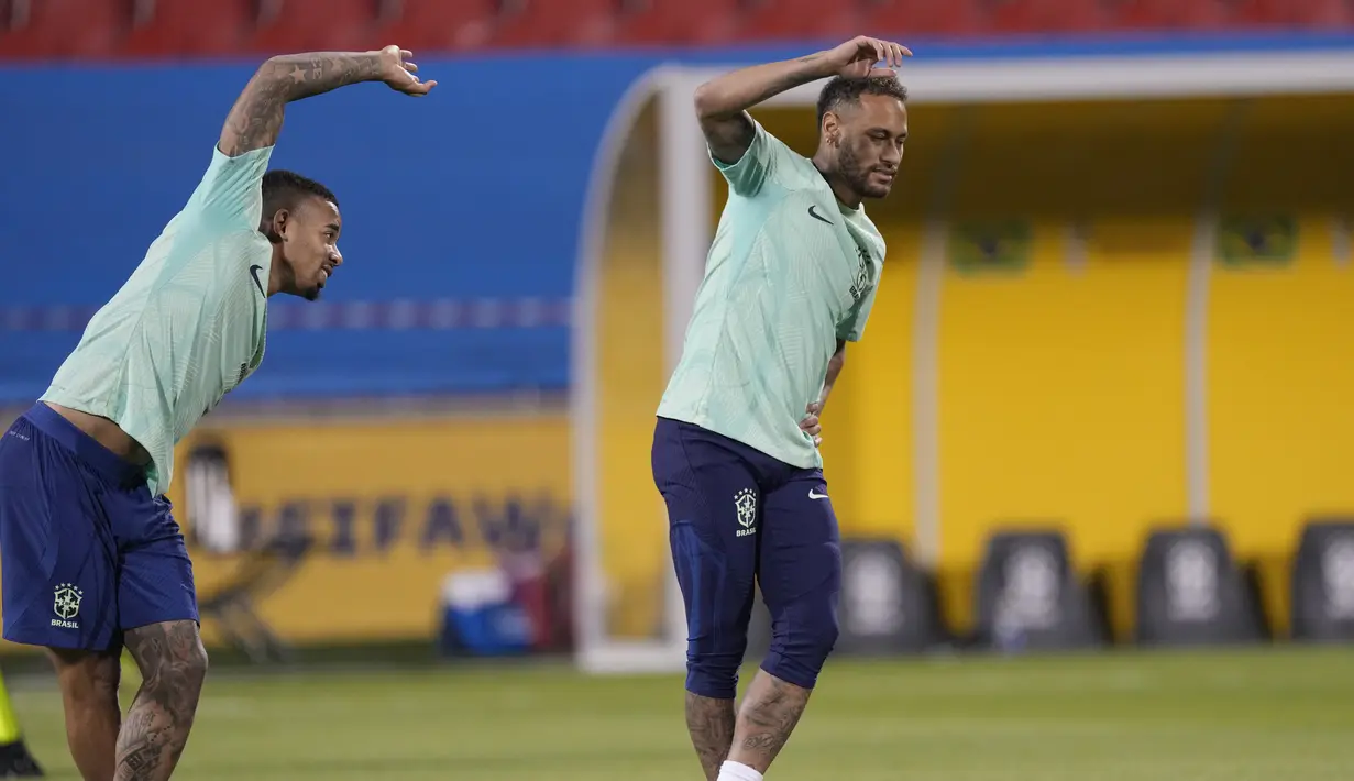 Penyerang Brasil Neymar dan rekan setimnya Gabriel Jesus melakukan pemanasan selama sesi latihan jelang menghadapi Timnas Serbia di stadion Grand Hamad, di Doha, Qatar, Rabu (23/11/2022). Brasil hadir ke Qatar dengan memboyong Neymar, Gabriel Jesus, dan Bruno Guimares. (AP Photo/Andre Penner)